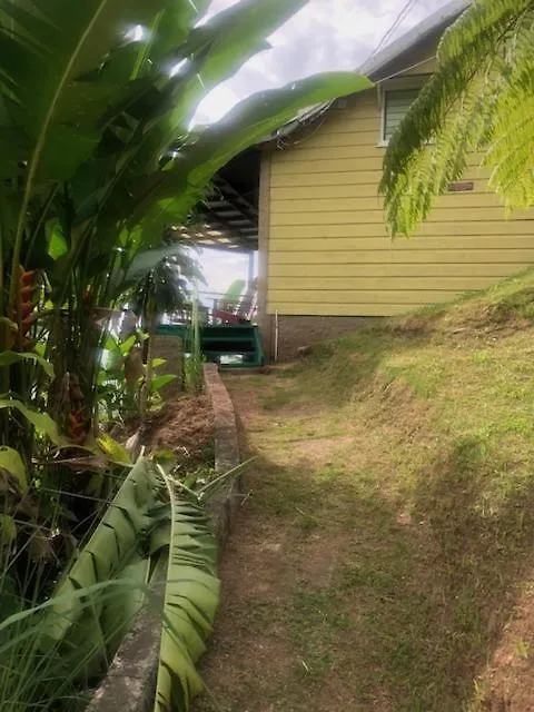 Ginger Lodge Cottage: Rustic Retreat in St Andrew, Jamaica Kingston Apartment